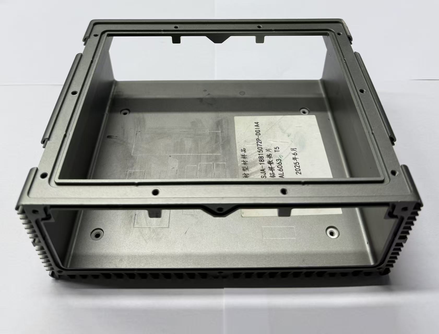SJA-18815072P-DG1A4铝挤散热片背面.jpg